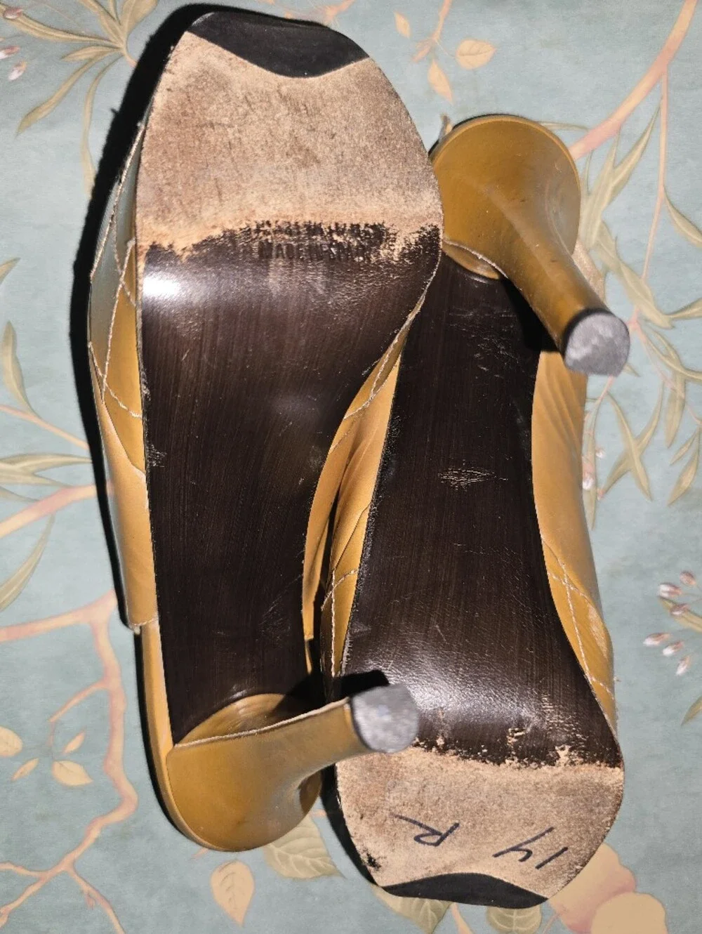 Stuart Weitzman Nude Heels w/ Flower Embellishment Size 8M Stilleto